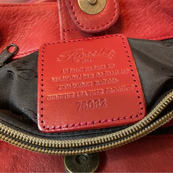 👜 Vintage Fossil red leather purse. Many pockets.  Great preowned condition. 👜 - Picture 6 of 13